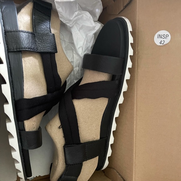 Sorel Roaming Decon Sandals brand new in box - Picture 2 of 3